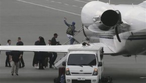 Grammy award-winning singer Chris Brown waves as he boards a chartered jet at the old Manila Domestic Airport in suburban Pasay city, south of Manila, Philippines, Friday, July 24, 2015. Brown is preparing to leave the Philippines after a three-day delay due to a fraud complaint against him for a canceled concert last New Years Eve. (AP Photo/Bullit Marquez)