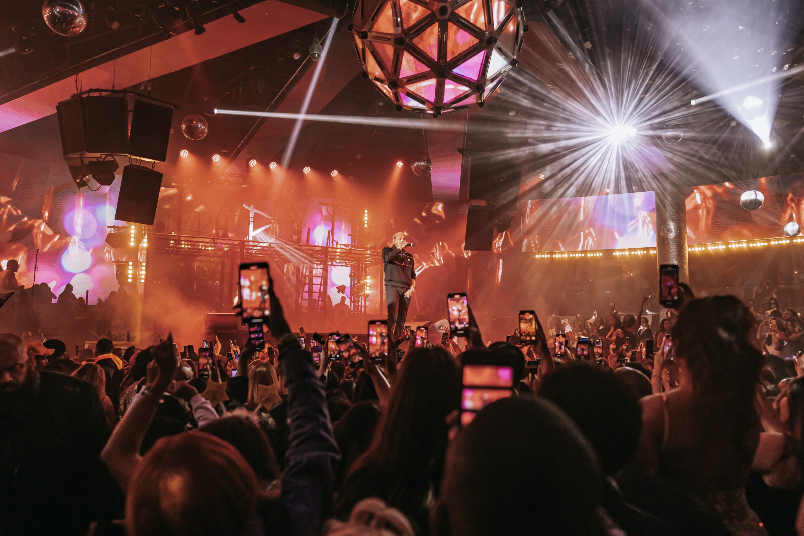 Thousands of fans take in Chris Brown's sold-out NYE performance at Drai's 12 31 22 (2) credit Radis Denphutaraphrechar