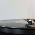 record playing music on a turntable - Foto de Adrian Korte na Unsplash - Music Promotion