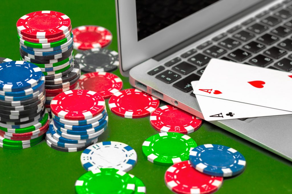 poker chips on the table - Image by fabrikasimf on Freepik